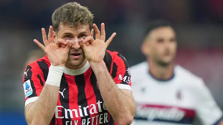 Prensa italiana se deshace en elogios hacia Santiago Giménez tras su doblete frente al Bologna