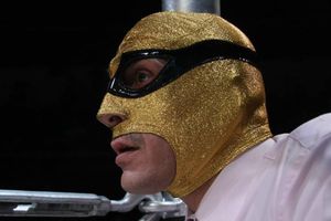 Hijo del Solitario se quita la máscara y revela su identidad en plena lucha