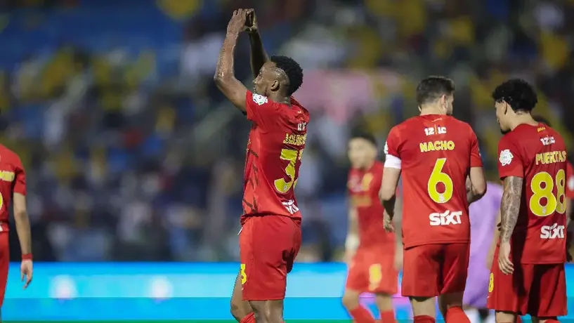 Julián Quiñones se luce con doblete en goleada del Al Qadisiya en Liga Saudí