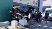 Estrellan Tesla a alta velocidad en Calzada Zavaleta; conductor ileso
