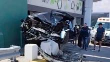 Estrellan Tesla a alta velocidad en Calzada Zavaleta; conductor ileso
