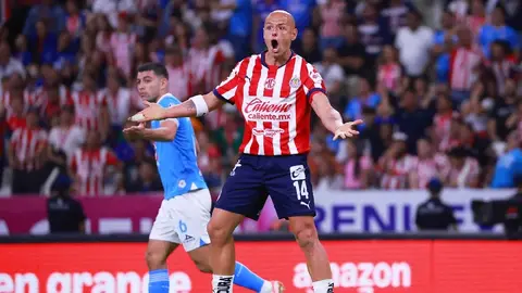 ¡Hasta las lágrimas! Chicharito firmó el brazo de un aficionado y provoca llanto de emoción