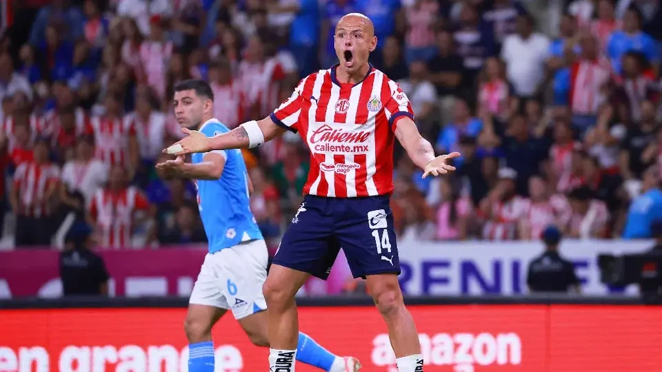 ¡Hasta las lágrimas! Chicharito firmó el brazo de un aficionado y provoca llanto de emoción