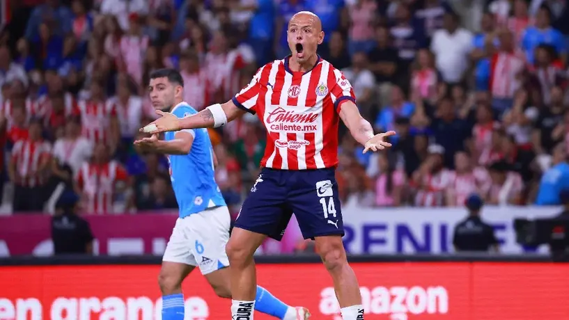 ¡Hasta las lágrimas! Chicharito firmó el brazo de un aficionado y provoca llanto de emoción