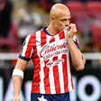 Chicharito Hernández presume escudo de Chivas luego de victoria sobre América