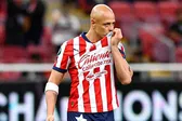 Chicharito Hernández presume escudo de Chivas luego de victoria sobre América