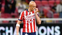 Chicharito Hernández presume escudo de Chivas luego de victoria sobre América