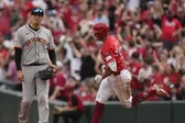 ¡Le lanzan el conteo! Aficionados de los Reds de Cincinnati, presionaron al lanzador rival