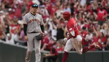 ¡Le lanzan el conteo! Aficionados de los Reds de Cincinnati, presionaron al lanzador rival