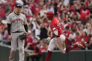 ¡Le lanzan el conteo! Aficionados de los Reds de Cincinnati, presionaron al lanzador rival