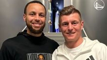 ¡Leyendas! Toni Kroos visita a Stephen Curry en juego de los Golden State Warriors