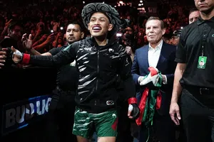 ‘Lazy Boy’ cautiva con presentación junto a Julio César Chávez previo a pelea vs Kevin Borjas