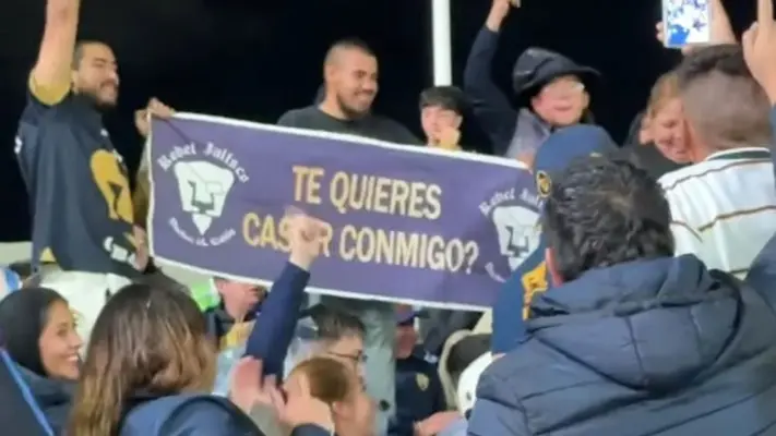 Aficionado propone matrimonio en el Clásico Capitalino
