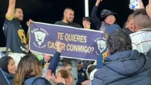 Aficionado propone matrimonio en el Clásico Capitalino