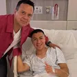 Víctor Velázquez, presidente de Cruz Azul, visita a Andrés Montaño en el hospital