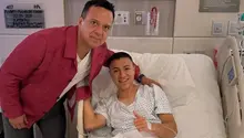 Víctor Velázquez, presidente de Cruz Azul, visita a Andrés Montaño en el hospital