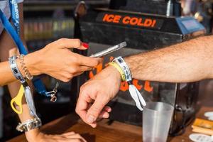 Las pulseras cashless no desaparecerán; experimentarán cambios: ¿Cuáles son?