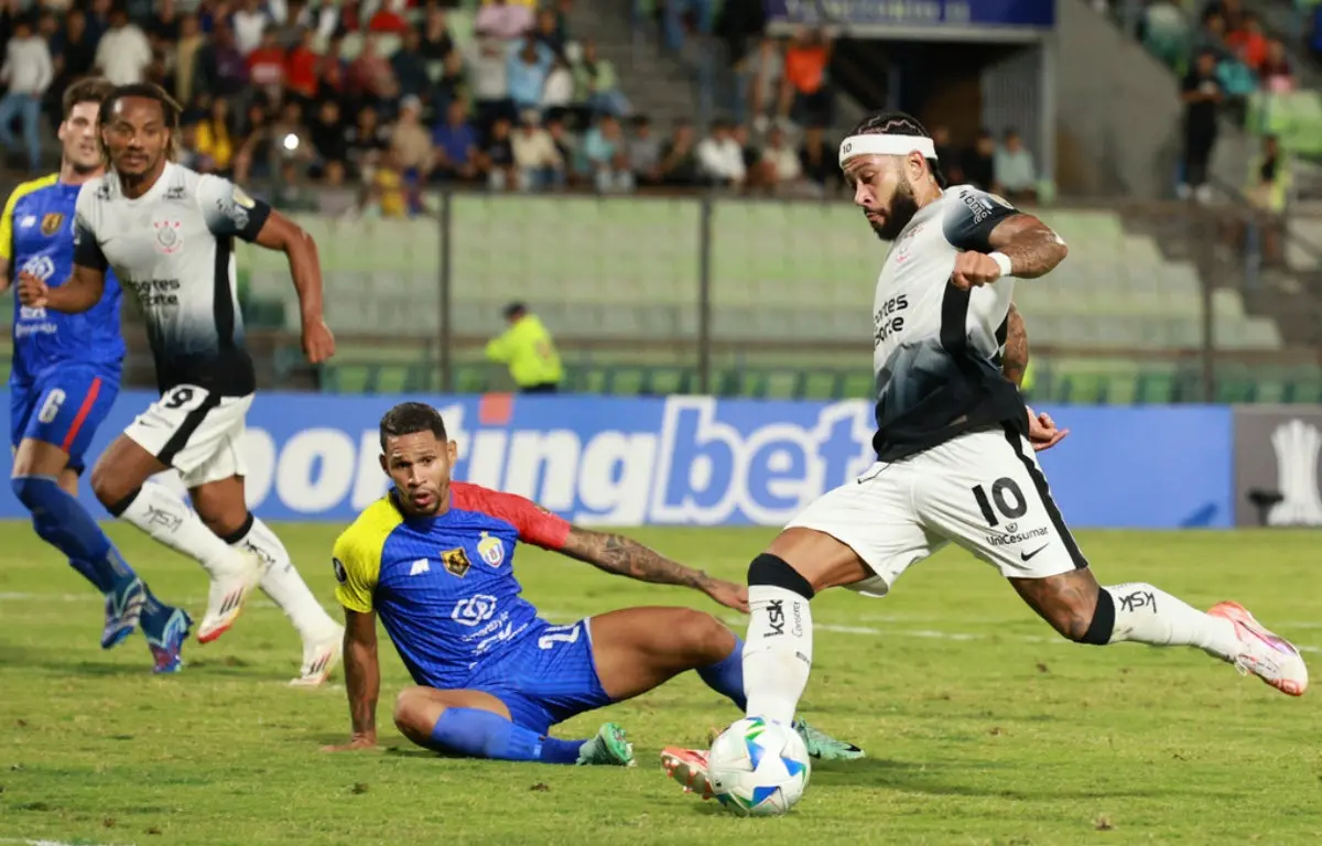 Memphis Depay, con Corinthians en juego ante Universidad Central | AP