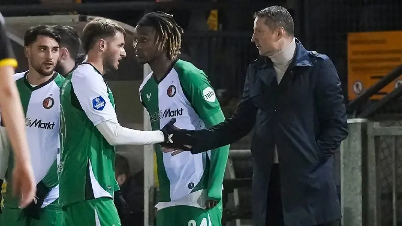Feyenoord despide a Brian Priske tras la partida de Santiago Giménez