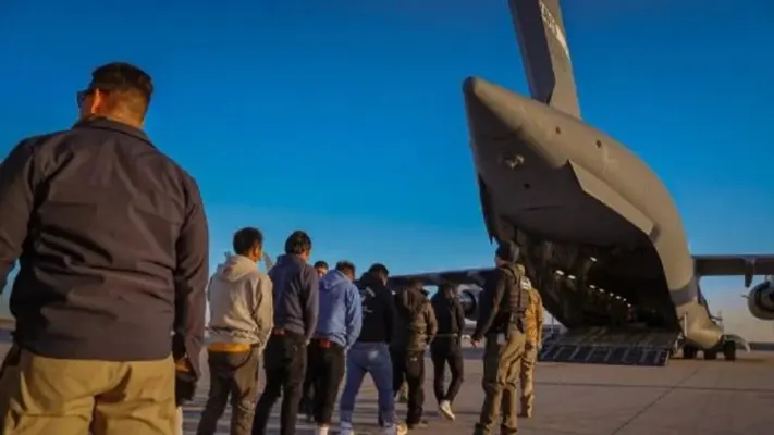 Estados Unidos suspende vuelos militares para deportar migrantes debido a los altos costos