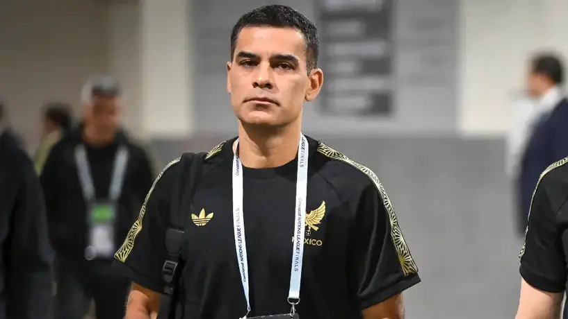 Rafa Márquez sorprende en su debut como cantante con dueto junto a Emmanuel