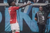 ¡Imitando a su ídolo! Jugador del Inter de Porto Alegre se vuelve viral por festejar como Vinícius