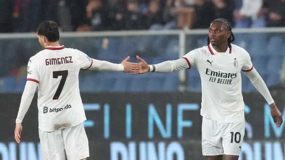 Con asistencia de Santiago Giménez, AC Milan remonta ante Genoa de Johan Vásquez