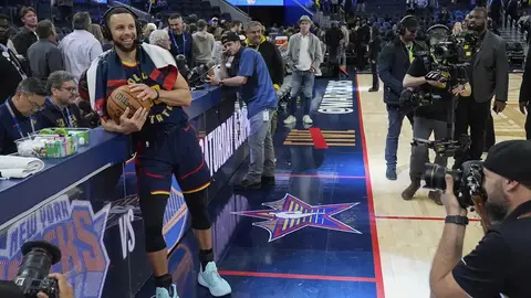 Curry se convierte en el primer jugador en la historia de la NBA en anotar 4 mil triples