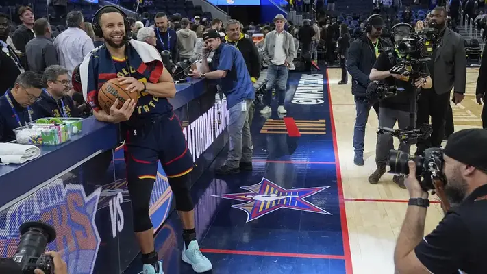 Curry se convierte en el primer jugador en la historia de la NBA en anotar 4 mil triples
