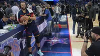 Curry se convierte en el primer jugador en la historia de la NBA en anotar 4 mil triples