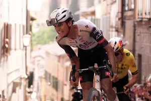 ¡Histórico! El mexicano Isaac del Toro se coloca líder en el Giro de Italia