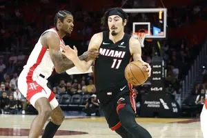 Jaime Jáquez regaló tenis a la Selección Mexicana de Basquetbol Femenil