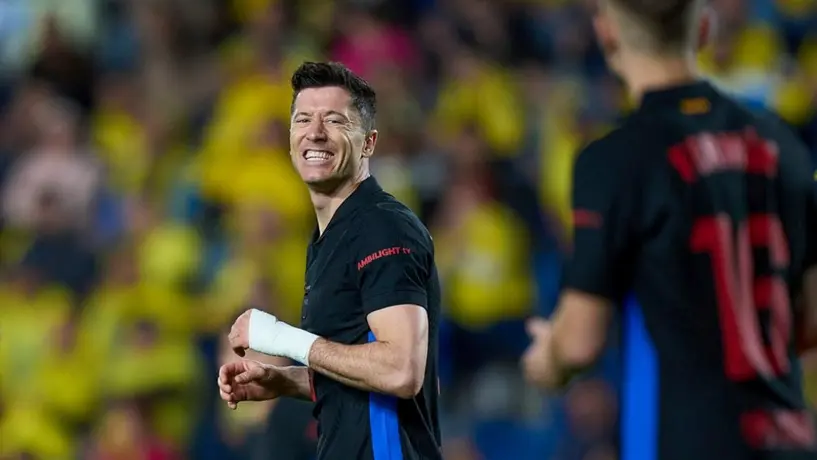 ¿Polémica? Árbitro señala fuera de lugar antes de mano de Eric García en Las Palmas vs Barcelona