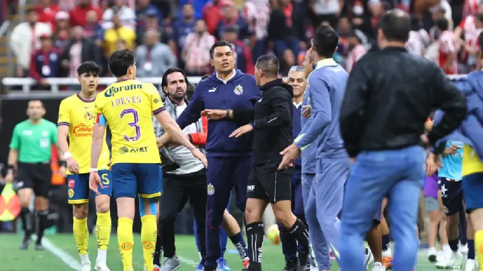 Chivas apelará sanción a Gerardo Espinoza tras expulsión en el Clásico Nacional