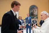 El Papa León XIV se encuentra con Jannik Sinner; el número uno del mundo le regala una raqueta