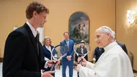 El Papa León XIV se encuentra con Jannik Sinner; el número uno del mundo le regala una raqueta