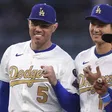 Dodgers muestran sus brillantes anillos de la Serie Mundial en la ceremonia previa al juego ante Tigers