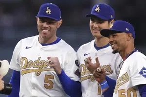 Dodgers muestran sus brillantes anillos de la Serie Mundial en la ceremonia previa al juego ante Tigers