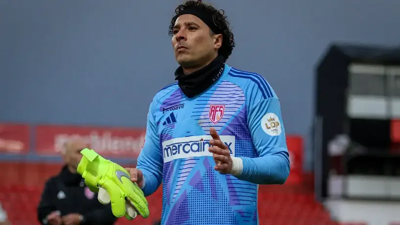 AVS de Guillermo Ochoa caen en su visita al Porto y se acercan al descenso