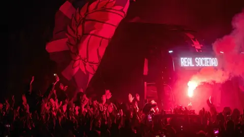 Afición da impresionante recibimiento a la Real Sociedad previo a partido ante Real Madrid