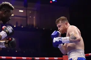 Afición explota y crítica la transmisión de la pelea del ‘Canelo’ diferida: “Es una mam…”