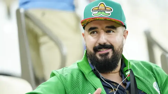Álvaro Morales se queda pelón tras pagar apuesta y ser rapado en programa en vivo