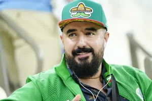 Álvaro Morales se queda pelón tras pagar apuesta y ser rapado en programa en vivo