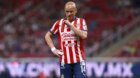 Afición de Chivas abuchea a Alan Pulido y “Chicharito” en el Estadio Akron