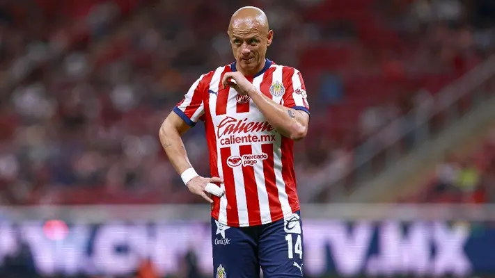 Afición de Chivas abuchea a Alan Pulido y “Chicharito” en el Estadio Akron
