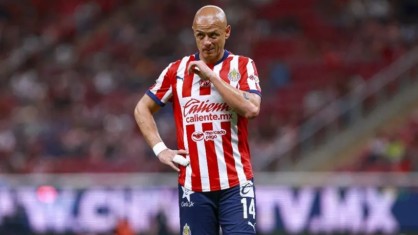 Afición de Chivas abuchea a Alan Pulido y “Chicharito” en el Estadio Akron