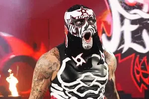 Penta consigue otra victoria en WWE y ‘libra’ un accidente en plena lucha