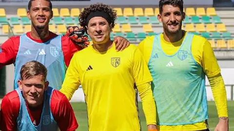Guillermo Ochoa es elegido como el mejor portero del mes en la Primeira Liga pese a no ser titular