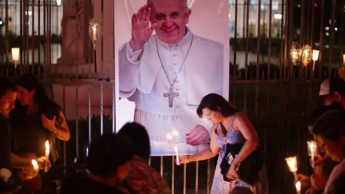 Papa Francisco: Cumple un mes hospitalizado, pero ya camina