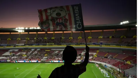 Aficionado que aventó objeto en el Estadio Jalisco fue identificado y liberado por la policía